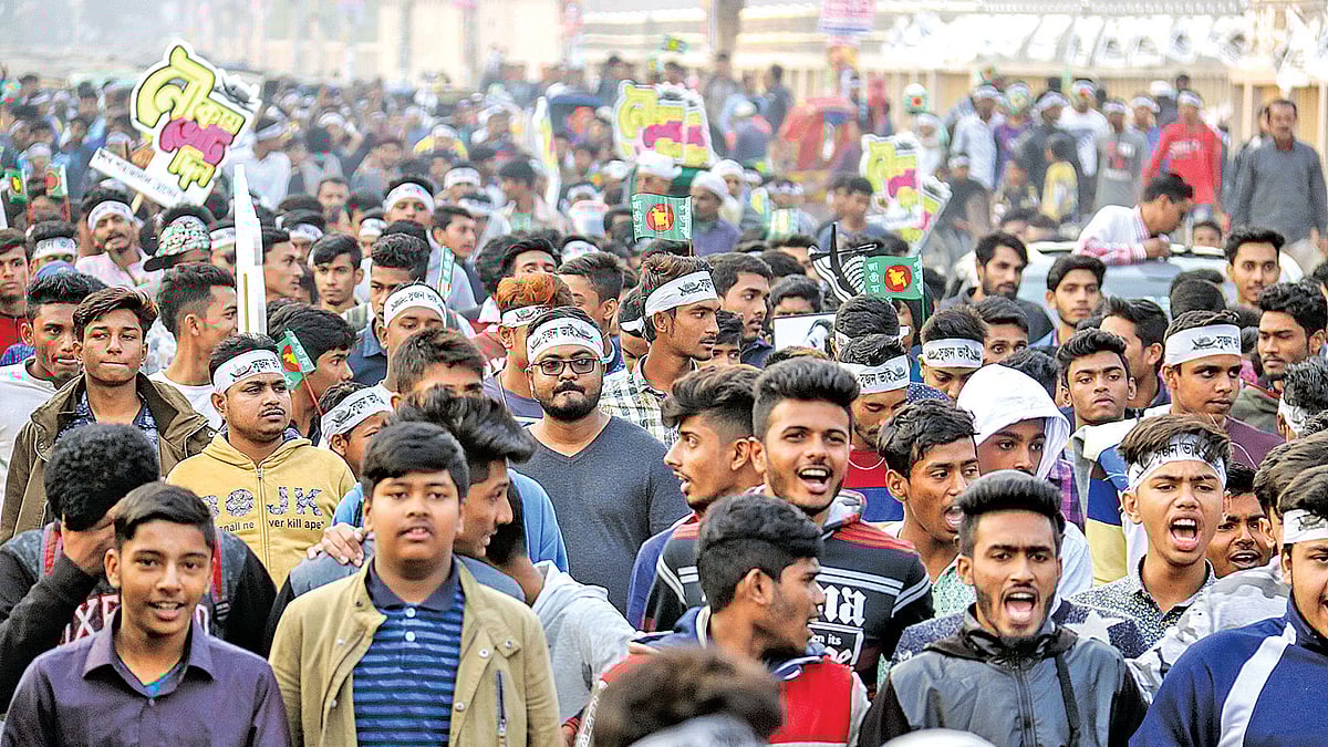 খুলনা-২ আসনে নৌকার প্রার্থী শেখ সালাহউদ্দিন জুয়েলের নির্বাচনী মিছিল। গতকাল খুলনা সদরের ফেরিঘাট মোড় এলাকায়। ছবি: প্রথম আলো