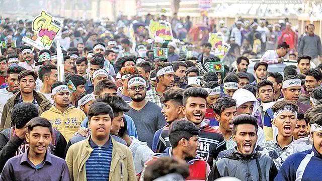 খুলনা-২ আসনে নৌকার প্রার্থী শেখ সালাহউদ্দিন জুয়েলের নির্বাচনী মিছিল। গতকাল খুলনা সদরের ফেরিঘাট মোড় এলাকায়।  ছবি: প্রথম আলো