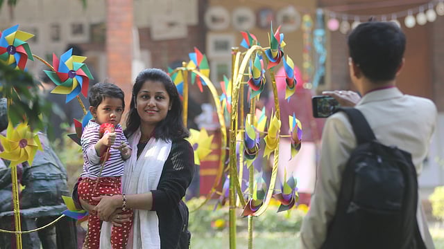 অনেকেই এসেছেন সপরিবারে। ছবিও তুলেছেন তাঁরা।