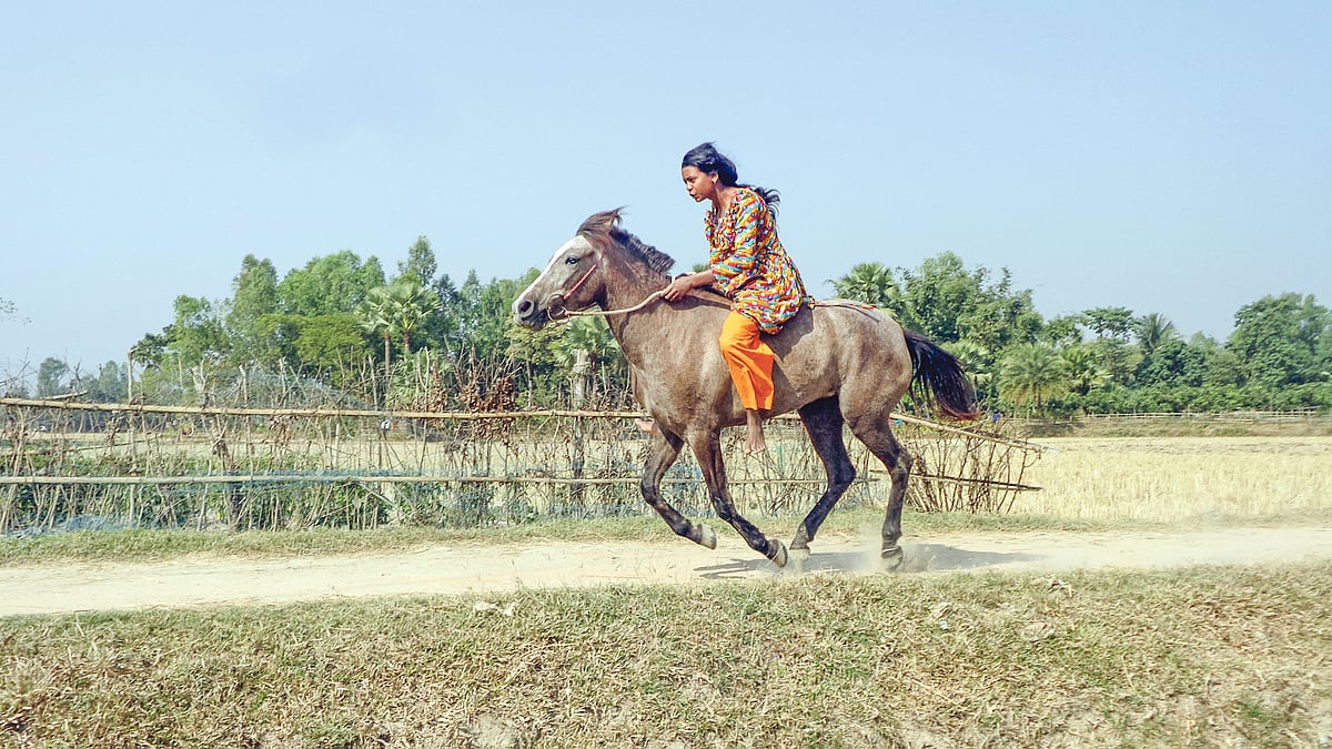নতুন ঘোড়ায় ছুটছে তাসমিনা। ছবি: ছুটির দিনে