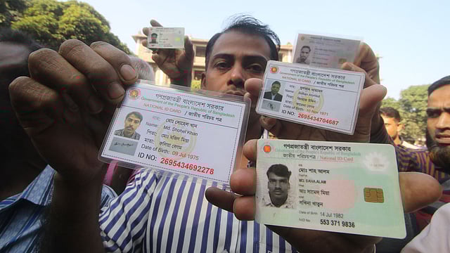 শাহজাহানপুরে মির্জা আব্বাস ডিগ্রি কলেজে ভোট দিতে এসেছিলেন তাঁরা। কিন্তু ভোট দিতে না পেরে প্রতিবাদ মুখর হয়ে ওঠেন। একপর্যায়ে ভোটার আইডি কার্ড নিয়ে প্রতিবাদ করেন তাঁরা। ছবি: আবদুস সালাম।