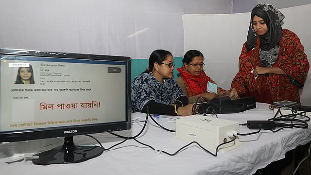 ইভিএমের মাধ্যমে একজন ভোটারের ভোট গ্রহণ করা হচ্ছে । সুরিটোলা মডেল সরকারি প্রাথমিক বিদ্যালয়, ঢাকা  ৩০ ডিসেম্বর । ছবি: দীপু মালাকার