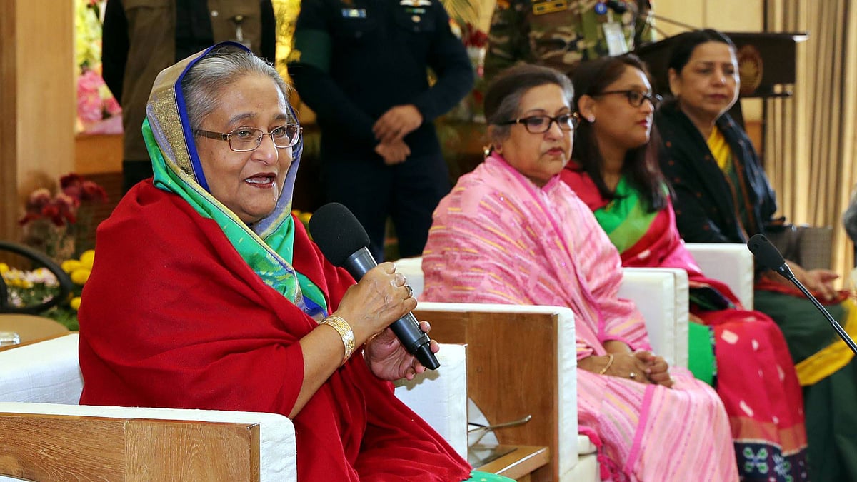 একাদশ জাতীয় সংসদ নির্বাচনে আওয়ামী লীগের নিরঙ্কুশ বিজয়ে দলীয় সভাপতি ও প্রধানমন্ত্রী শেখ হাসিনাকে বিভিন্ন ব্যক্তি শুভেচ্ছা জানান। শুভেচ্ছা বিনিময় অনুষ্ঠানে বক্তব্য দেন প্রধানমন্ত্রী। গণভবন, ৩১ ডিসেম্বর। ছবি: বাসস