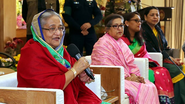 একাদশ জাতীয় সংসদ নির্বাচনে আওয়ামী লীগের নিরঙ্কুশ বিজয়ে দলীয় সভাপতি ও প্রধানমন্ত্রী শেখ হাসিনাকে বিভিন্ন ব্যক্তি শুভেচ্ছা জানান। শুভেচ্ছা বিনিময় অনুষ্ঠানে বক্তব্য দেন প্রধানমন্ত্রী। গণভবন, ৩১ ডিসেম্বর। ছবি: বাসস