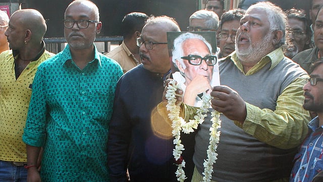 মৃণাল সেনের বাড়ির আশপাশে ভক্তরা। ছবি: ভাস্কর মুখার্জি