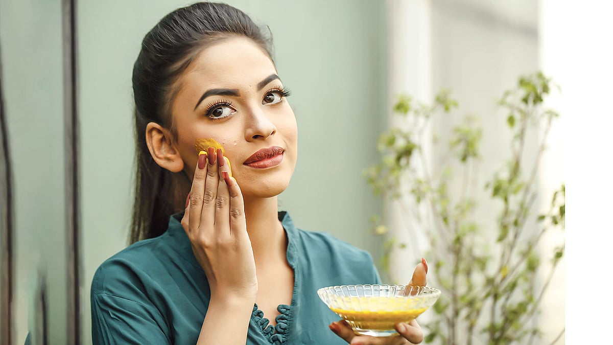 রূপচর্চা করতে হবে সঠিক নিয়মে। মডেল: মোহিনী, ছবি: নকশা