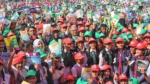 আজিমপুর গভর্নমেন্ট গার্লস স্কুল অ্যান্ড কলেজ মাঠে শিক্ষার্থীদের মাঝে বই বিতরণ শেষে শিক্ষার্থীদের সঙ্গে শিক্ষামন্ত্রী নুরুল ইসলাম নাহিদ। আজিমপুর, ঢাকা, ১ জানুয়ারি। ছবি: সাইফুল ইসলাম