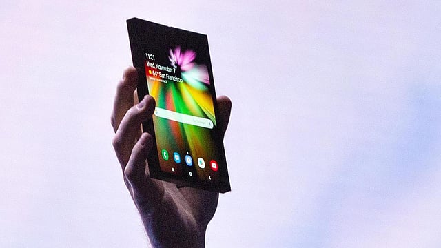 ভাঁজ করা মডেলের স্মার্টফোন