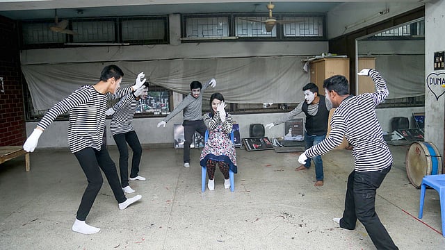 শুধু হ্যাশট্যাগ মি টু আন্দোলন নয়, সমাজে ঘটে যাওয়া অনেক অসংগতি মূকাভিনয়ের মাধ্যমে তুলে ধরছে সংগঠনটি। ছবি: সাবরিনা ইয়াসমীন