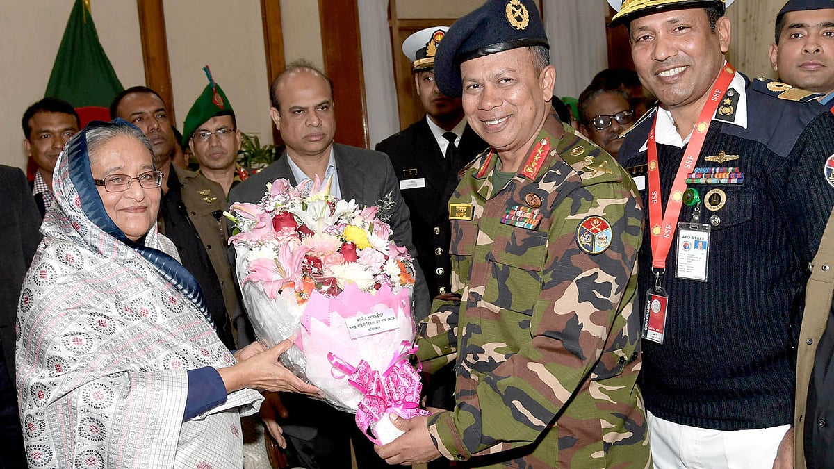 প্রধানমন্ত্রী শেখ হাসিনাকে সশস্ত্র বাহিনী বিভাগের পক্ষ থেকে শুভেচ্ছা জানানো হয়। গণভবন, ২ জানুয়ারি। ছবি: পিআইডি