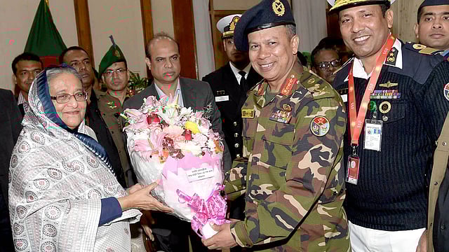 প্রধানমন্ত্রী শেখ হাসিনাকে সশস্ত্র বাহিনী বিভাগের পক্ষ থেকে শুভেচ্ছা জানানো হয়। গণভবন, ২ জানুয়ারি। ছবি: পিআইডি