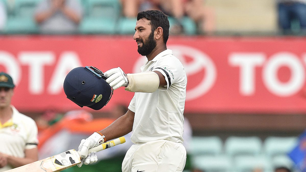 চেতেশ্বর পূজারার কল্যাণে অস্ট্রেলিয়া সফরে আরও একটি দারুণ দিন ভারতের। ছবি: এএফপি