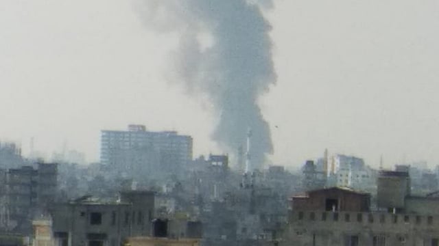 রাজধানীর ইসলামবাগে পলিথিনের কারখানায় বৃহস্পতিবার দুপুর পৌনে ১টার দিকে আগুন লাগে। ছবি: মাসুম আলী