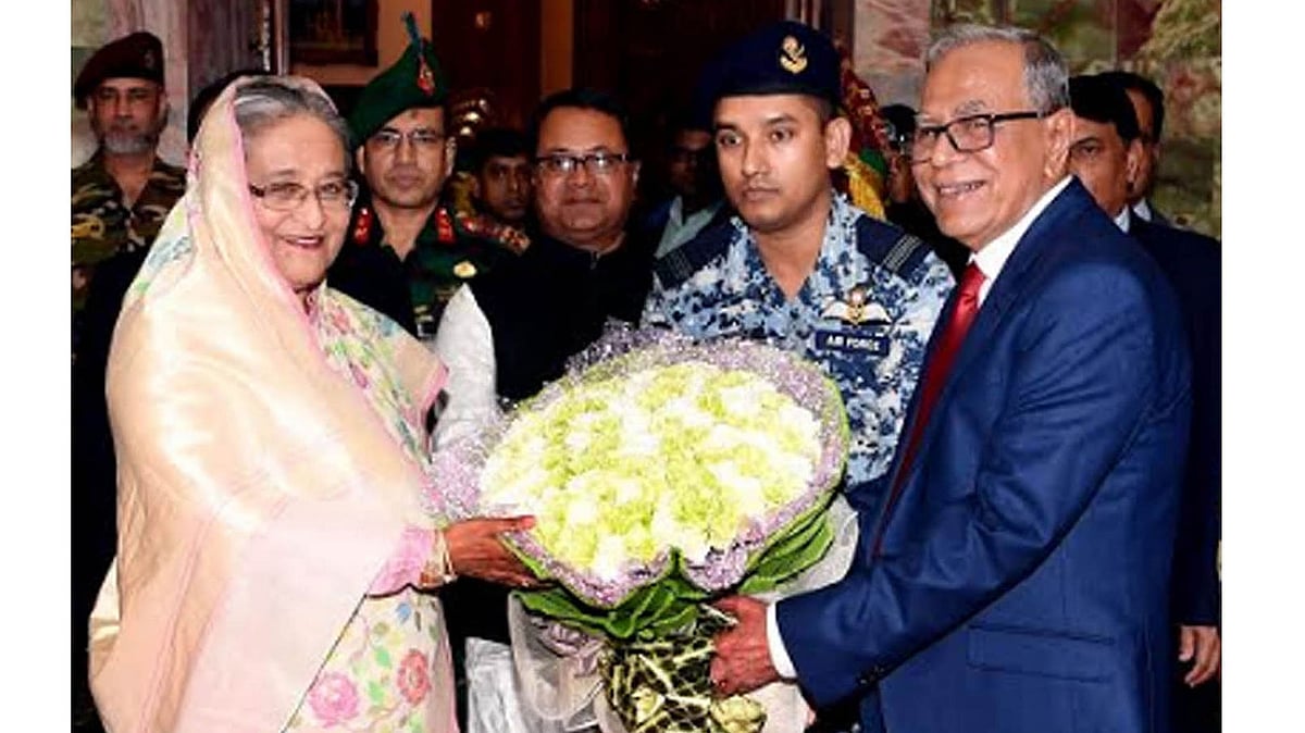 রাষ্ট্রপতি আবদুল হামিদ বঙ্গভবনে প্রধানমন্ত্রী শেখ হাসিনাকে স্বাগত জানান। ঢাকা, ৩ জানুয়ারি। ছবি: পিআইডি