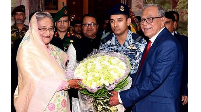 রাষ্ট্রপতি আবদুল হামিদ বঙ্গভবনে প্রধানমন্ত্রী শেখ হাসিনাকে স্বাগত জানান। ঢাকা, ৩ জানুয়ারি। ছবি: পিআইডি