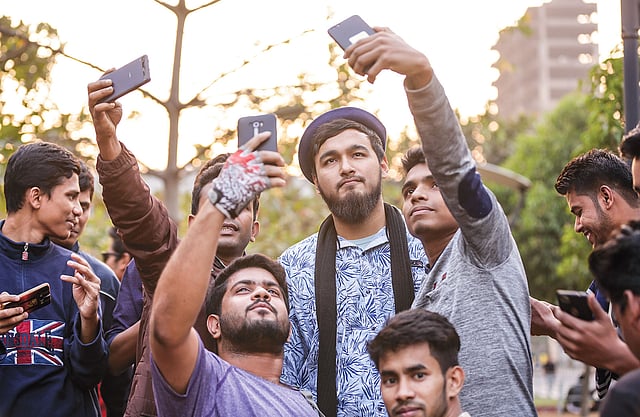 গত সোমবার প্রথম আলোকে সাক্ষাৎকার দেওয়ার সময় সেলফি শিকারি ভক্তদের হাতে পড়েন নোবেল