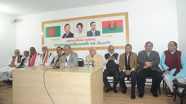 গুলশানে বিএনপির চেয়ারপারসনের কার্যালয়ে বৈঠকে মির্জা ফখরুল ইসলাম আলমগীরসহ শীর্ষ নেতারা। গুলশান, ঢাকা, ৩ জানুয়ারি। ছবি: সাজিদ হোসেন