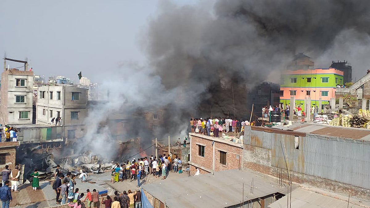 পলিথিন কারখানায় লাগা আগুন নেভাতে ফায়ার সার্ভিসের কয়েকটি ইউনিট কাজ করছে। ছবি: দীপু মালাকার