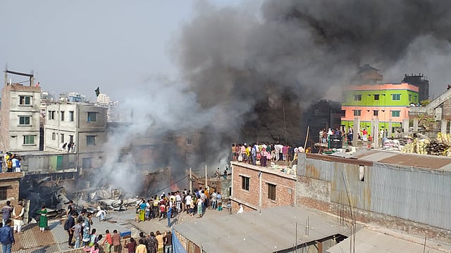 পলিথিন কারখানায় লাগা আগুন নেভাতে ফায়ার সার্ভিসের কয়েকটি ইউনিট কাজ করছে। ছবি: দীপু মালাকার
