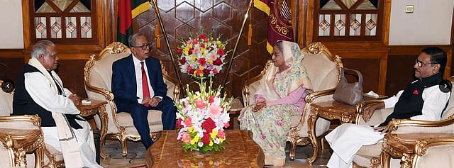 রাষ্ট্রপতি আবদুল হামিদের সঙ্গে বঙ্গভবনে বৈঠক করেন প্রধানমন্ত্রী শেখ হাসিনা। ঢাকা, ৩ জানুয়ারি। ছবি: পিআইডি