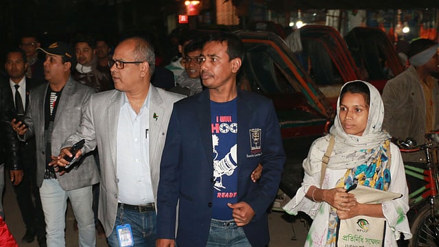 জামিনের পর কারাগার থেকে বেরিয়ে আসেন সাংবাদিক হেদায়েত হোসেন। কারা ফটক, খুলনা, ৩ জানুয়ারি। ছবি: প্রথম আলো