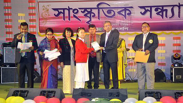 শুধু মাঠের খেলাতেই নয়, সাংস্কৃতিক অঙ্গনেও পিছিয়ে নেই বিকেএসপির শিক্ষার্থীরা।এক শিক্ষার্থীর হাতে পুরস্কার তুলে দিচ্ছেন প্রতিষ্ঠানের মহাপরিচালক ব্রিগেডিয়ার জেনারেল মো. আনিছুর রহমান। ছবি: ফেসবুক