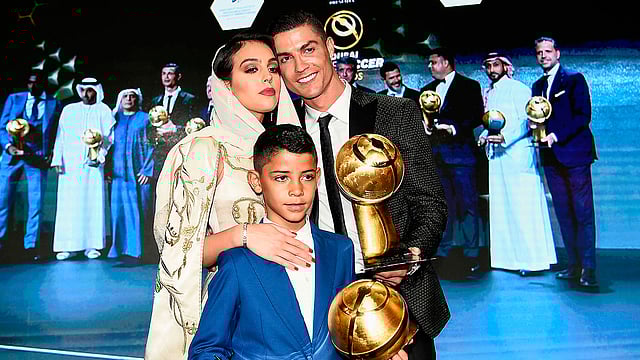 পরিবারের সঙ্গে পুরস্কার হাতে রোনালদো। ছবি: এএফপি