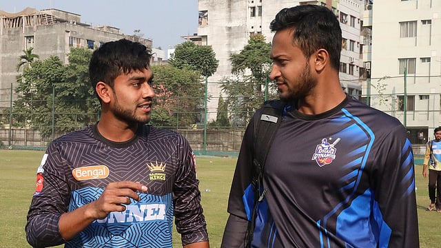 জাতীয় দলের অধিনায়কের কাছ থেকে কি টিপস নিচ্ছেন মিরাজ? ছবি: প্রথম আলো।