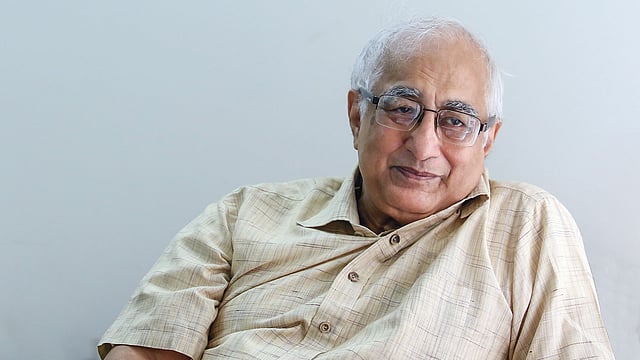 ক্রিকেট জামিলুর রেজা চৌধুরীর খুব প্রিয় খেলা, তিনি নিজেও ক্রিকেট খেলতেন একসময়। ছবি: প্রথম আলো