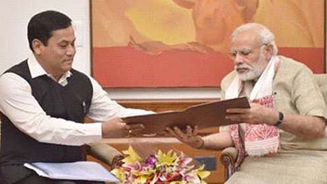 আসামের মুখ্যমন্ত্র্রী সর্বানন্দ সোনোয়ালের সঙ্গে একান্তে ভারতের প্রধানমন্ত্রী নরেন্দ্র মোদি। ফাইল ছবি