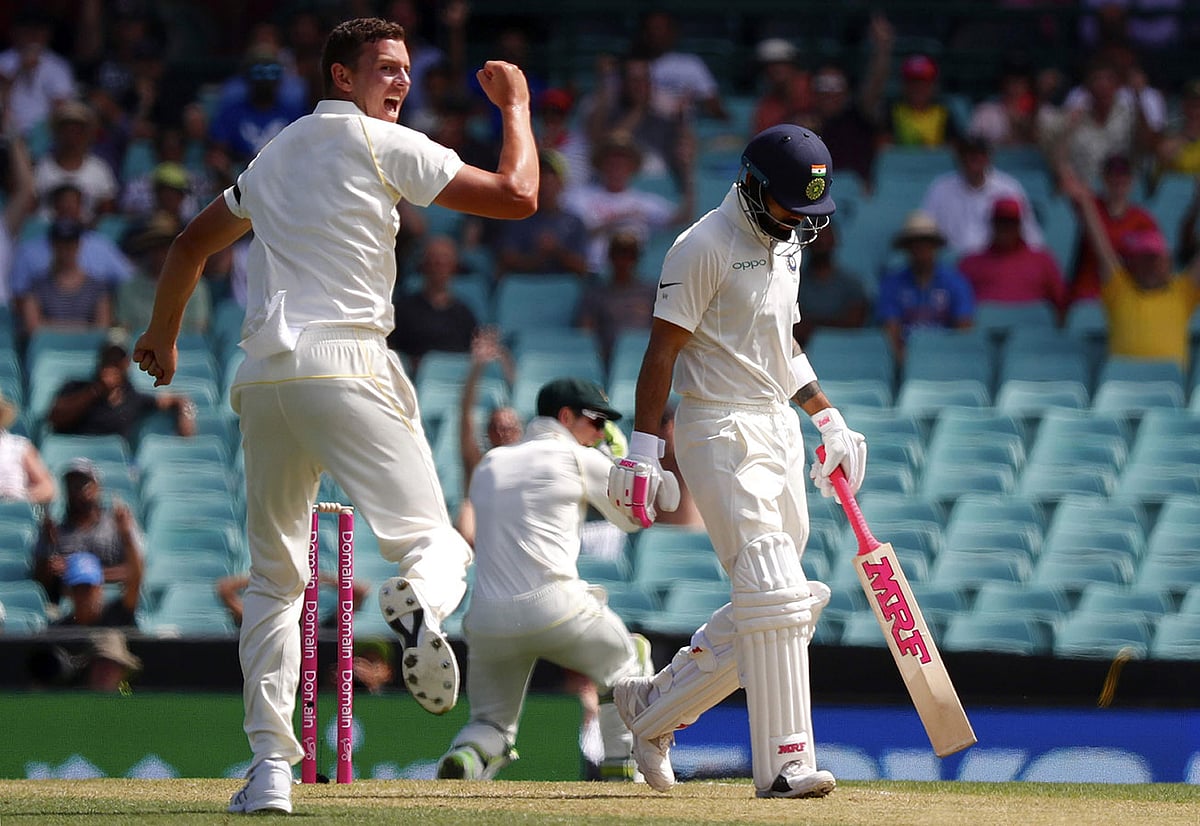 কোহলিকে এখন শুধু বোলার নয়, দর্শকের তোপও সামলাতে হচ্ছে। ছবি: এএফপি