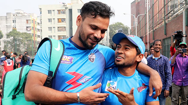 বিপিএলের প্রথম দিনেই মুখোমুখি হচ্ছেন মাশরাফি-মুশফিক। কিন্তু কাল দুজনের মুখে ফুটল প্রীতির হাসি। ছবি: প্রথম আলো
