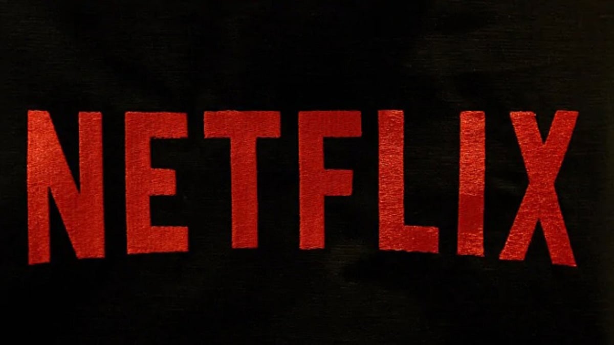 নেটফ্লিক্সের অনুষ্ঠানসূচি বৈচিত্র্যে ভরপুর, অ্যাকশন-রোমান্টিক সবই পাবেন। ফলে একদিক থেকে যেমন মার খাচ্ছে চলচ্চিত্র শিল্প, অন্যদিকে কপাল পুড়ছে কেবল ব্যবসায়ীদেরও। ছবি: এএফপি