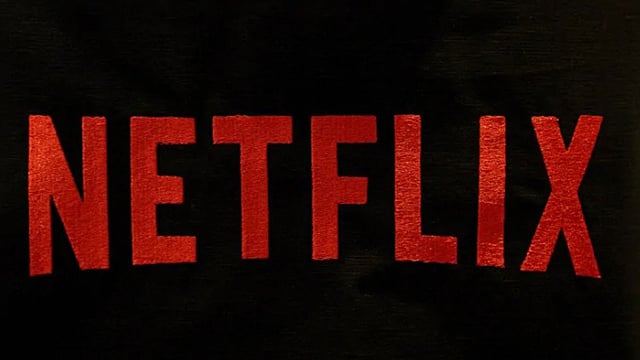 নেটফ্লিক্সের অনুষ্ঠানসূচি বৈচিত্র্যে ভরপুর, অ্যাকশন-রোমান্টিক সবই পাবেন। ফলে একদিক থেকে যেমন মার খাচ্ছে চলচ্চিত্র শিল্প, অন্যদিকে কপাল পুড়ছে কেবল ব্যবসায়ীদেরও। ছবি: এএফপি