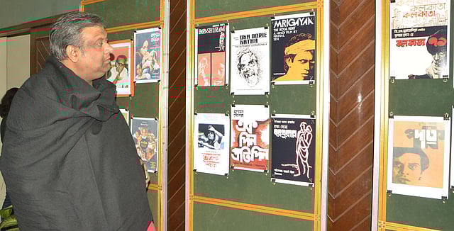 মৃণাল সেনকে নিয়ে প্রদর্শণী দেখছেন পচিালক কৌশিক গঙ্গোপাধ্যায়। ছবি: ভাস্কর মুখার্জী