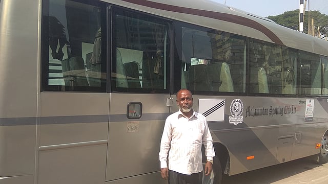 মোহামেডানের নতুন বাসের সঙ্গে আবদুল করিম। ছবি: প্রথম আলো