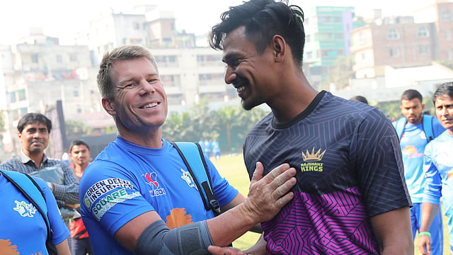 বিপিএলে এবার যেমন প্রযুক্তির ছোঁয়া পেয়েছে তেমনি এসেছেন ডেভিড ওয়ার্নারের মতো তারকাও। ছবি: প্রথম আলো