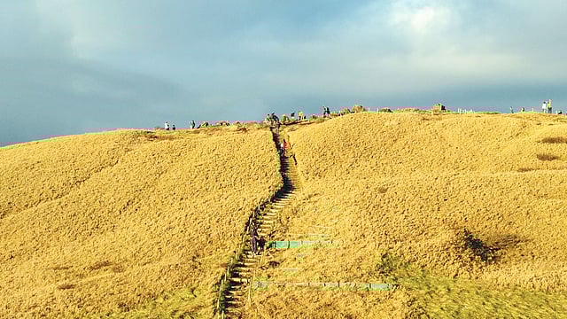 কোমাগাতাকে পর্বতের চূড়ায় উঠে উপভোগ করা যায়  সূর্যাস্ত। ছবি: লেখক