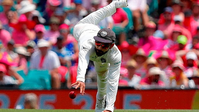 বলের মতো জয়কেও মুঠোবন্দী করার চেষ্টা করছেন ভারতের অধিনায়ক কোহলি। ছবি: এএফপি