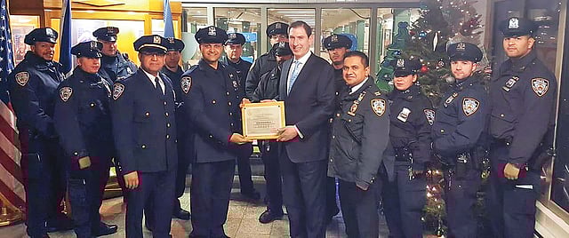 সাইদ আলীর হাতে সাহসিকতার বিশেষ সনদ তুলে দিচ্ছেন নিউইয়র্ক নগরীর ব্রুকলিনের কাউন্সিলম্যান চেইম এম ডাচ । ছবি: সংগৃহীত