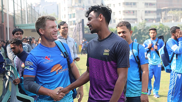 আইপিএলে সতীর্থ ছিলেন দুজনে। বিপিএলে আবার দেখা হওয়ায় কুশল বিনিময় ওয়ার্নার-মোস্তাফিজের। ছবি: প্রথম আলো