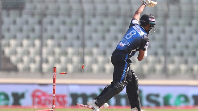 মিঠুনের উইকেটের মতো রংপুরও আজ ছন্নছাড়া ব্যাটিং করেছে। ছবি: প্রথম আলো