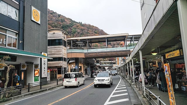 পাহাড়ের কোলে হাকোন শহর