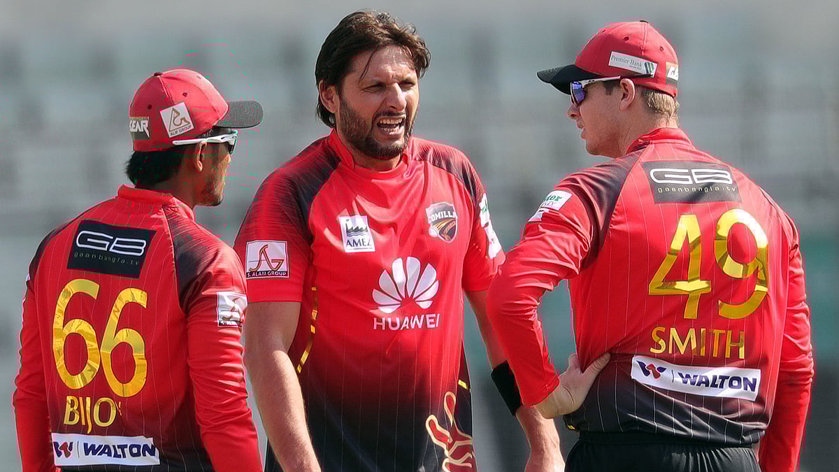 বল নয়, ব্যাট হাতেই দলকে উদ্ধার করলেন আফ্রিদি। ছবি: প্রথম আলো