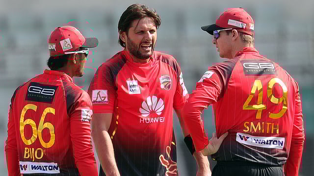 বল নয়, ব্যাট হাতেই দলকে উদ্ধার করলেন আফ্রিদি। ছবি: প্রথম আলো