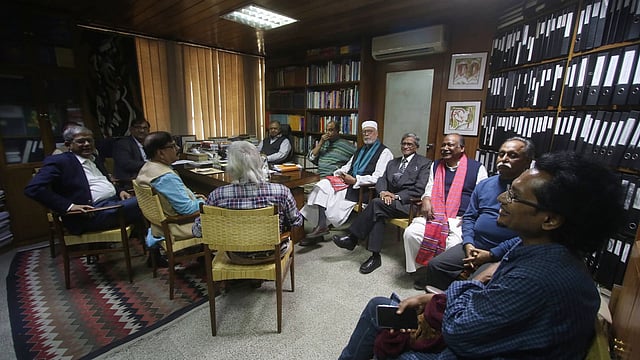 মতিঝিলে ড. কামাল হোসেনের চেম্বারে বৈঠকে বসেন জাতীয় ঐক্যফ্রন্টের নেতারা। ছবি: আবদুস সালাম