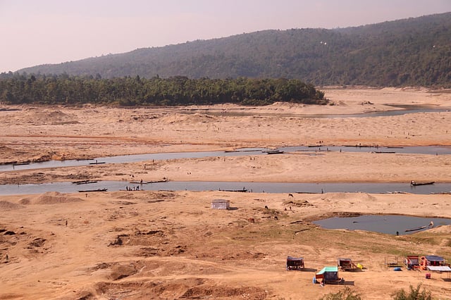 নদের বুকে ধু ধু বালুচর। ছবি: আনিস মাহমুদ