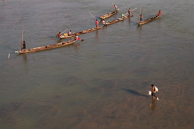 পাথর সংগ্রহ করতে নৌকা নিয়ে যাচ্ছেন পাথর শ্রমিকেরা। ছবি: আনিস মাহমুদ
