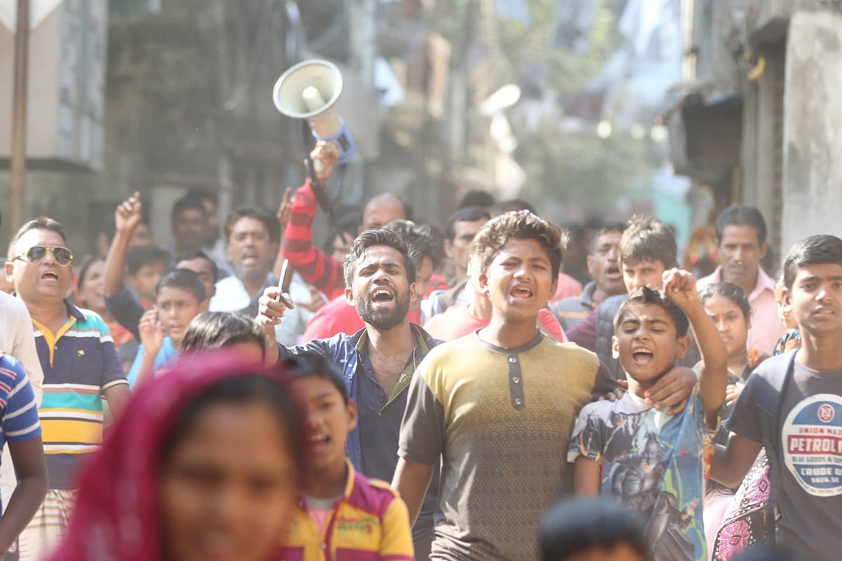 অভিযোগ ওঠা নাহিদের বিচারের দাবিতে বিক্ষুব্ধ এলাকাবাসী। গেন্ডারিয়া, ঢাকা, ৭ জানুয়ারি। ছবি: আবদুস সালাম