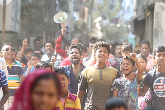 অভিযোগ ওঠা নাহিদের বিচারের দাবিতে বিক্ষুব্ধ এলাকাবাসী। গেন্ডারিয়া, ঢাকা, ৭ জানুয়ারি। ছবি: আবদুস সালাম